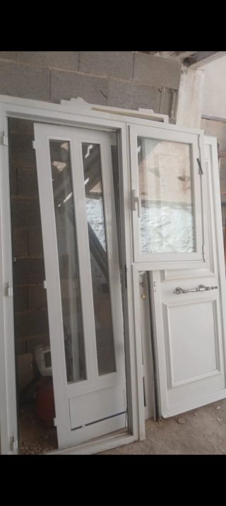 Puerta blanca con aldaba y tirador
