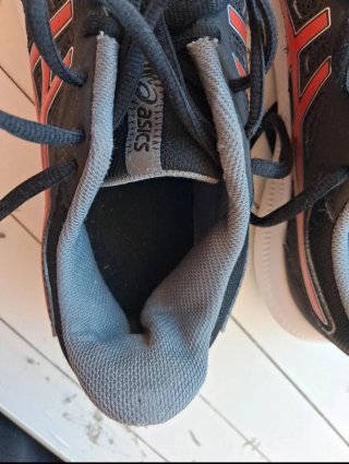 Zapatillas Asics Talla 37 Negras y Rojas