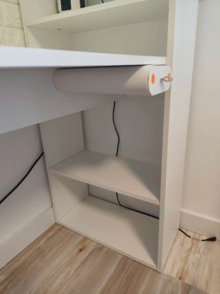 Escritorio blanco con estantería