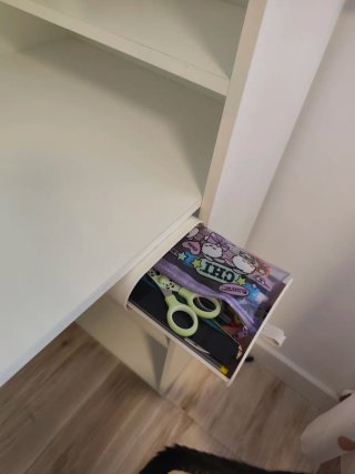 Escritorio blanco con estantería
