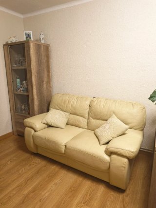 Sofá de piel beige