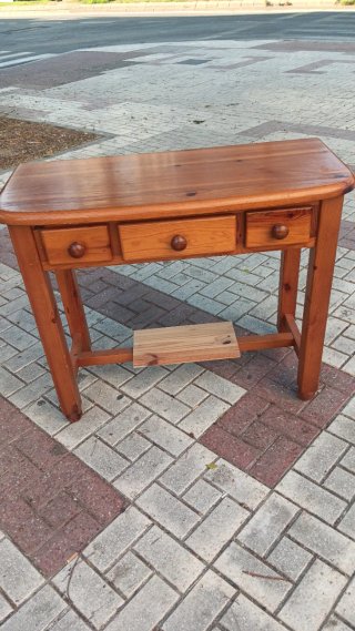 Mesa de pino con cajones