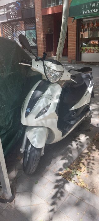 Vespa 125cc Scooter Blanca