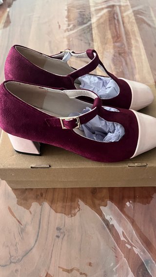 Zapatos de tacón morados y rosas sin estrenar