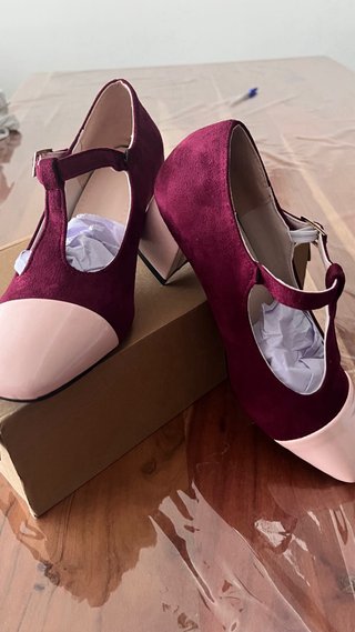 Zapatos de tacón morados y rosas sin estrenar