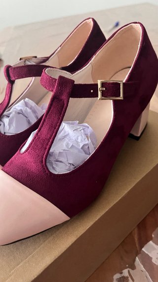 Zapatos de tacón morados y rosas sin estrenar