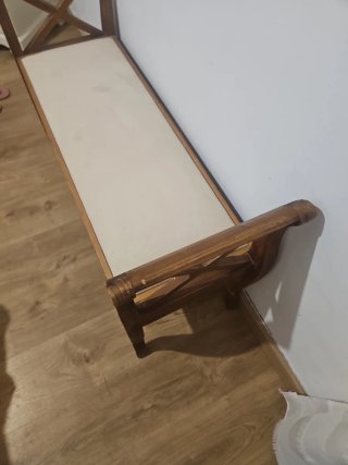Banco de madera tapizado beige
