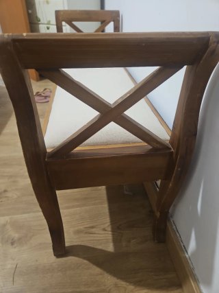 Banco de madera tapizado beige