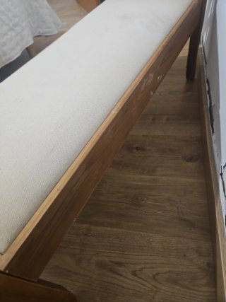 Banco de madera tapizado beige