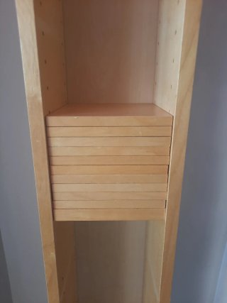 Estantería estrecha de madera