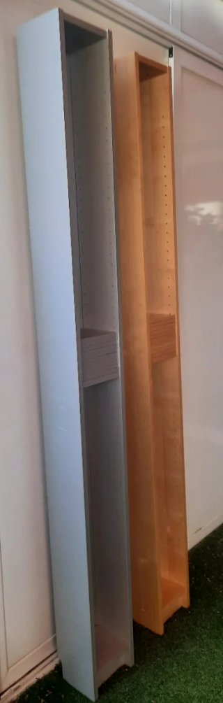 Estantería estrecha de madera