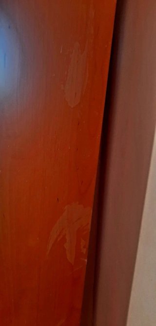 Estantería estrecha de madera