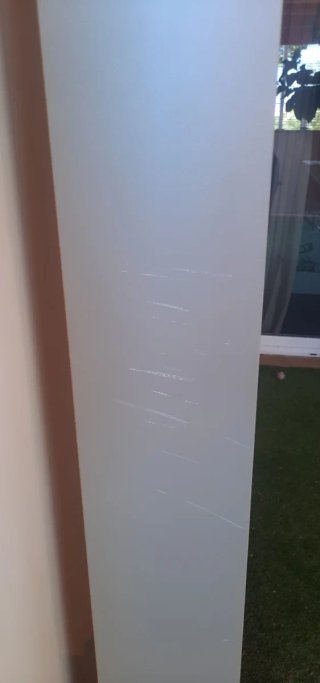 Estantería estrecha de madera