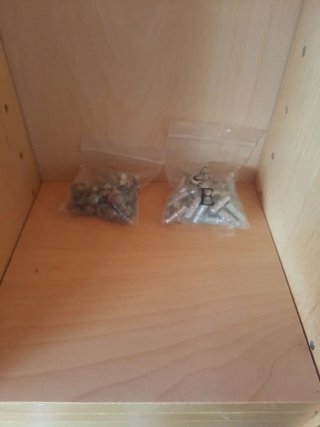 Estantería estrecha de madera