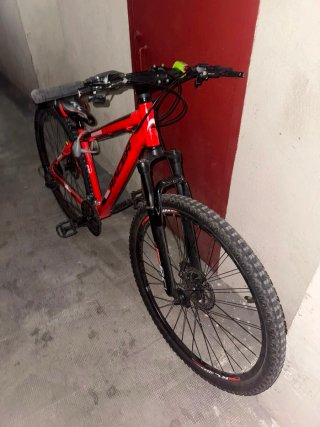 Bicicleta de montaña roja 29