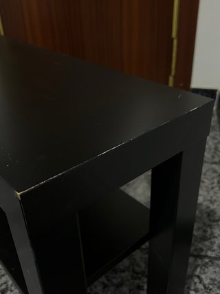 Mesa auxiliar negra con estante