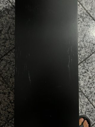 Mesa auxiliar negra con estante