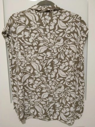 Blusa verde y blanca estampada.