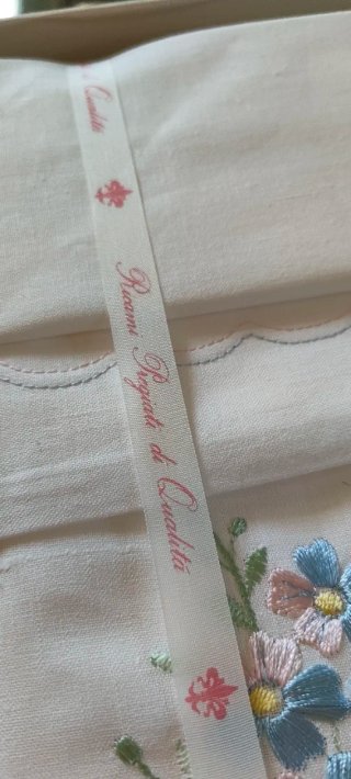 Lenzuolo matrimoniale ricamato con federe