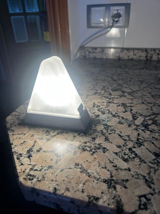 Lámpara de mesilla triangular