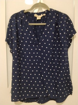 Blusa azul con lunares blancos