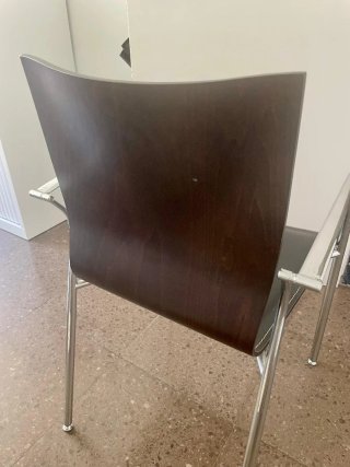 Silla de piel negra con patas metálicas