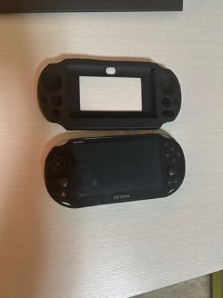PS Vita + Custodia + 4 Giochi + Memoria 8Gb