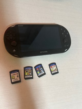 PS Vita + Custodia + 4 Giochi + Memoria 8Gb