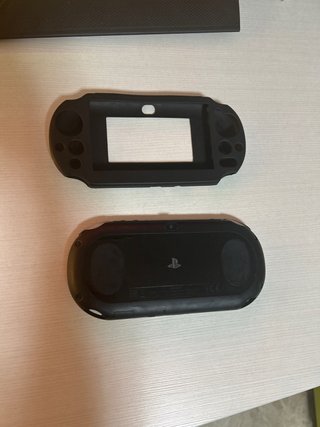 PS Vita + Custodia + 4 Giochi + Memoria 8Gb