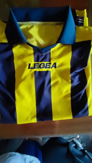 Maglia calcio LEGEA a strisce gialle e blu