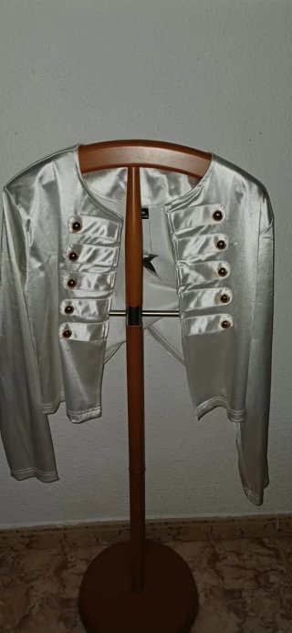 Chaqueta blanca con botones dorados