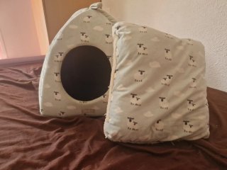 Cama para gato con estampado de ovejas