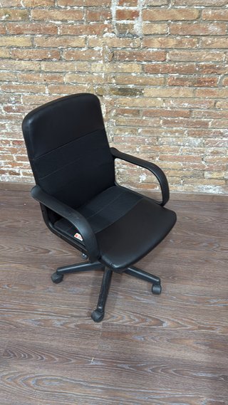 Silla de oficina negra con ruedas