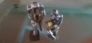Escultura de metal figuras leyendo