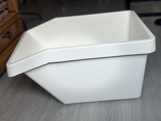 Caja de plástico blanca con tapa del ikea.
