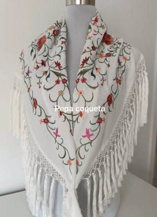 Mantoncillo bordado flecos blanco roto