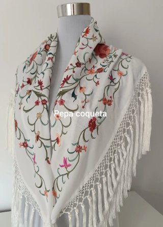 Mantoncillo bordado flecos blanco roto