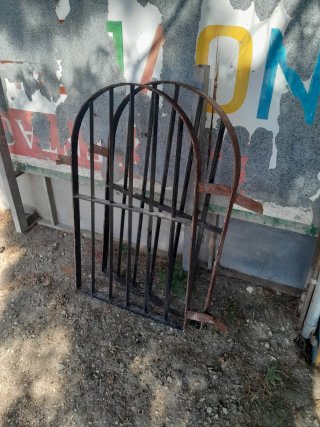 2 rejas de hierro forjado semicirculares