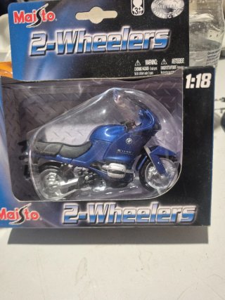 Maquetas 1:18 Vespa y BMW Maisto