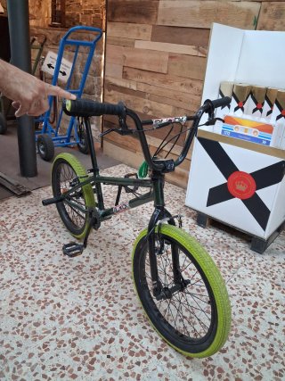 Bicicleta BMX verde militar