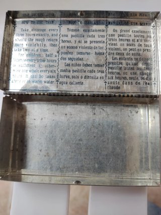 Pequeña caja metálica antigua, D.r Andreu