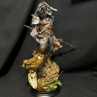 Figura Depredador Resina 1/6