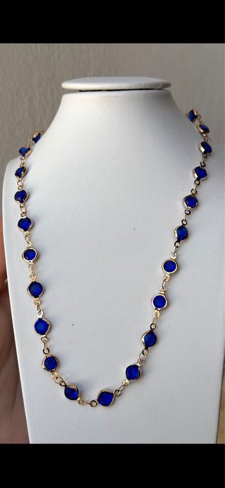 Collana con pietre blu e oro