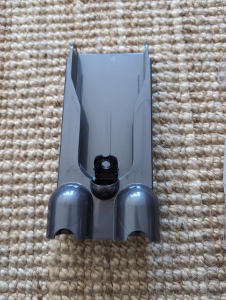 Soporte de pared Dyson. Aspiradora y cargador