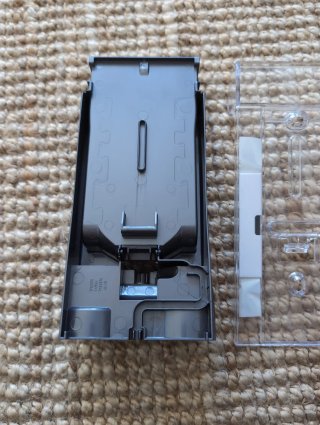 Soporte de pared Dyson. Aspiradora y cargador
