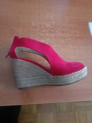 Zapatos de cuña rojos