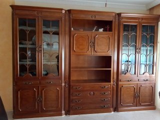 Mueble de salón de madera y cristal
