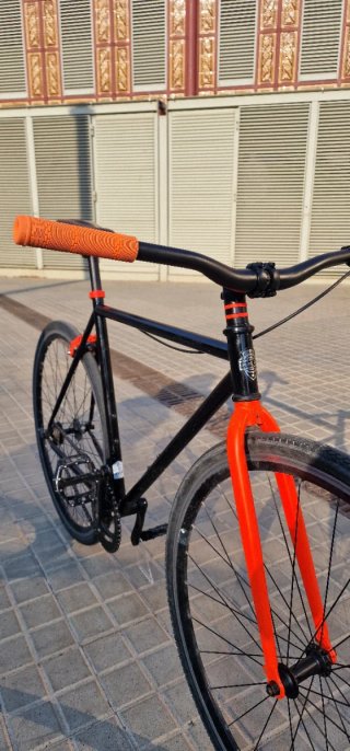 Bicicleta Fixie Negra y Naranja