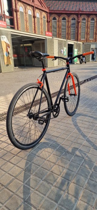 Bicicleta Fixie Negra y Naranja