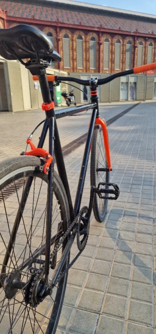 Bicicleta Fixie Negra y Naranja